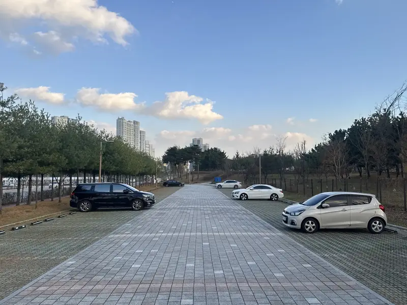 정문 왼편 외부 주차장