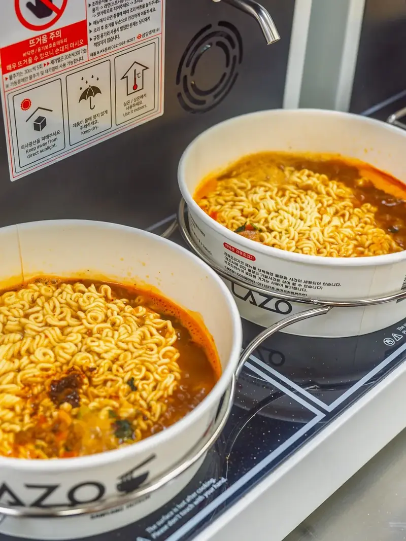 매점에서 끓인 라면 두 그릇