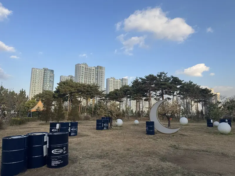 드럼통과 달 조형물이 있는 경기장 구역